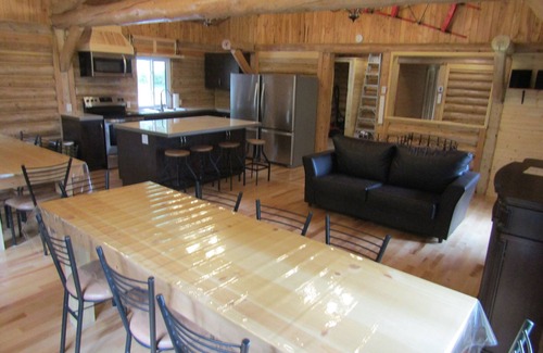 Saint-Luc-de-Bellechasse Ski Chalet | Le RUSTIK SPA privé/Table de Billard/foyer 5 rooms:9 queen-size beds-2 sofa beds