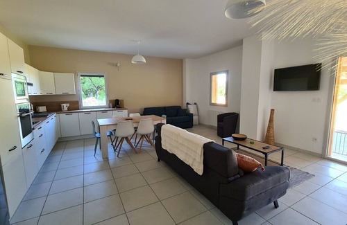 Saint-Leon-sur-Vezere Cottage | Le Séchoir des acacias, 110m2 "L'Orée du Bois" gîte with heated pool.