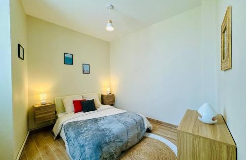 Sens Apartment | Le Saint Savinien - By 69ALSACELO - Patio Privé - Idéal Couple & Pros - Canapé convertible - Centre Ville - WiFi Fibre - Check-in Autonome - Parking Facile & Gratuit