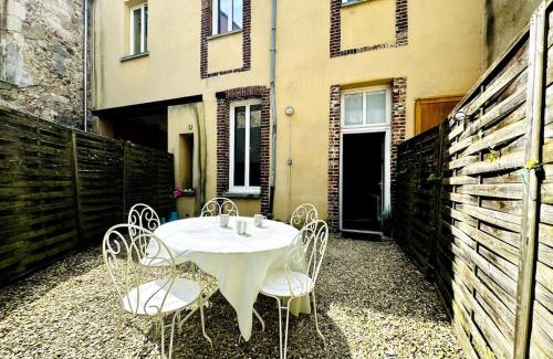 Sens Apartment | Le Saint Savinien - By 69ALSACELO - Patio Privé - Idéal Couple & Pros - Canapé convertible - Centre Ville - WiFi Fibre - Check-in Autonome - Parking Facile & Gratuit