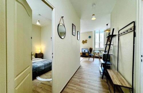 Sens Apartment | Le Saint Savinien - By 69ALSACELO - Patio Privé - Idéal Couple & Pros - Canapé convertible - Centre Ville - WiFi Fibre - Check-in Autonome - Parking Facile & Gratuit