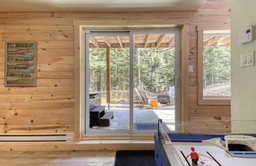 St-Adolphe-d'Howard Ski Chalet | Le Scandinave : luxurious waterfront with HOT TUB