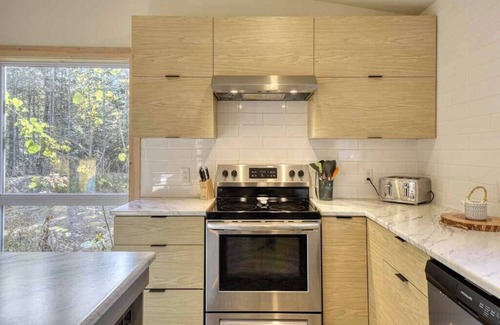 St-Adolphe-d'Howard Ski Chalet | Le Scandinave : luxurious waterfront with HOT TUB