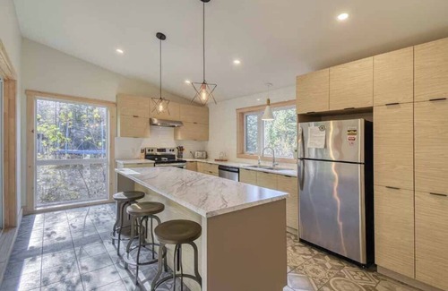 St-Adolphe-d'Howard Ski Chalet | Le Scandinave : luxurious waterfront with HOT TUB