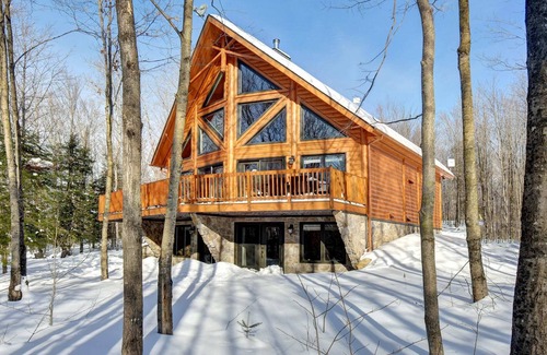 Amherst Apartment | Le Scandinave | Billard, Spa | Authentic Log Cabin