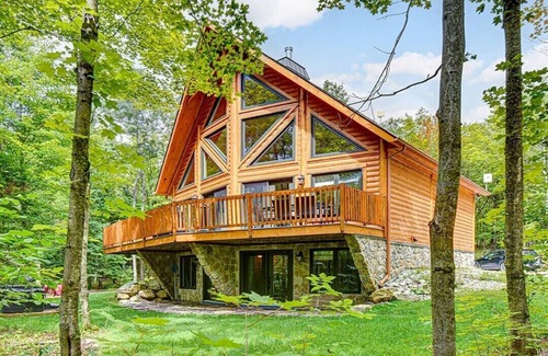 Amherst Apartment | Le Scandinave | Billard, Spa | Authentic Log Cabin