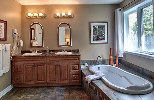 Cheneville Ski Chalet | Le Simonet - Hot Tub and Beach