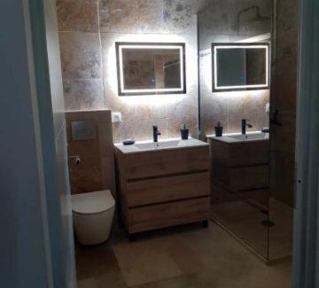 Roquemaure Apartment | Le Studio d Aurélie avec SPA été en pleine campagne et proche de toute commodité