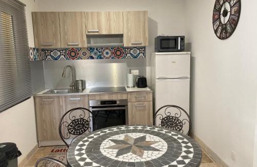 Roquemaure Apartment | Le Studio d Aurélie avec SPA été en pleine campagne et proche de toute commodité