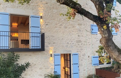 Montagudet Apartment | Le Suite Jardin: Contemporary designed apartment in an ancient farmhouse