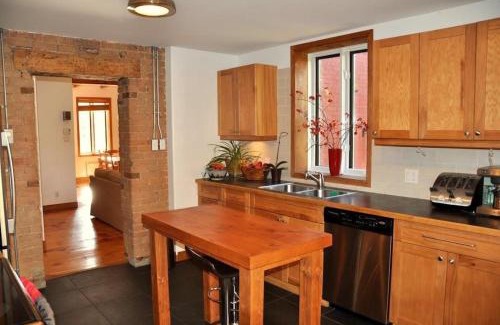 Pointe-Saint-Charles Apartment | Le Tierra del Fuego by HomeInMontreal