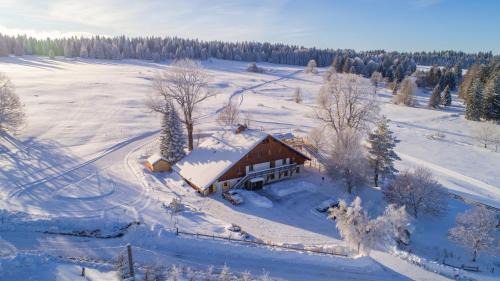 Verrieres-de-Joux Hotel | Le Tillau