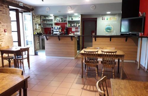 Chataigneraie Cantalienne Bed & Breakfast | Le Tromp' L'Œil