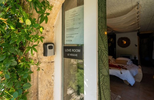 Saint-Genis-de-Saintonge Apartment | Le Vésuve – Romantic Love Room with private jacuzzi, king-size round bed near Antilles de Jonzac
