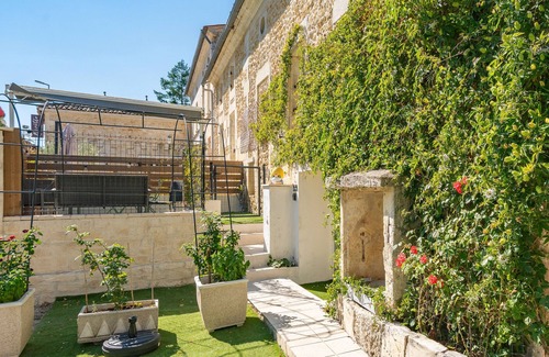 Saint-Genis-de-Saintonge Apartment | Le Vésuve – Romantic Love Room with private jacuzzi, king-size round bed near Antilles de Jonzac