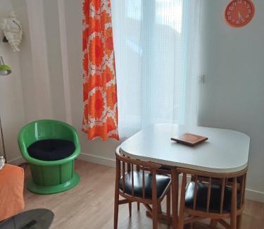 Esbly Apartment | Le vintage, 10 min de Disney et 30 min de Paris - 50 m gare