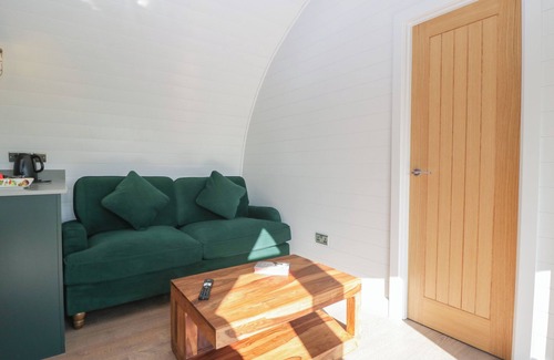 Newent Cottage | LEADON VIEW WILLOW, pet friendly, with a garden in Newent