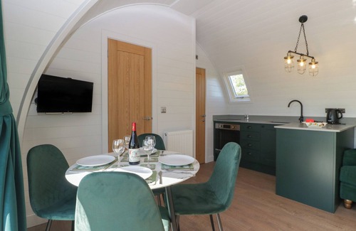 Newent Cottage | LEADON VIEW WILLOW, pet friendly, with a garden in Newent