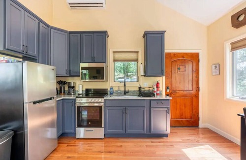 Marshall Cabin | Leaf Change Special Oak Treehouse Near Asheville - Pet Friendly