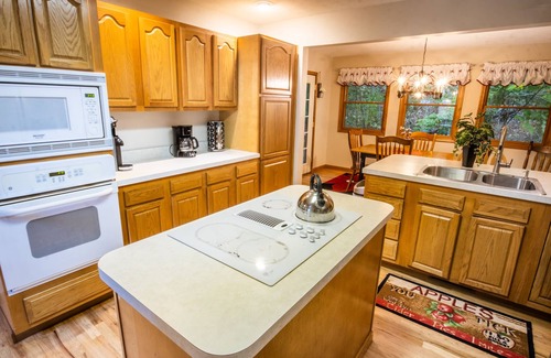 Davis Cabin | Leaf Peeper’s - HUGE deck, pizza oven, Pac-Man!
