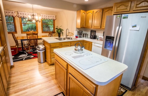 Davis Cabin | Leaf Peeper’s - HUGE deck, pizza oven, Pac-Man!