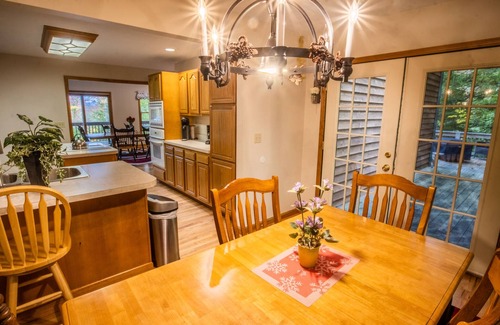 Davis Cabin | Leaf Peeper’s - HUGE deck, pizza oven, Pac-Man!