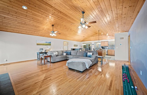 Kodak Cabin | Leaf Season|Dog Friendly Cabin|Views|HotTub