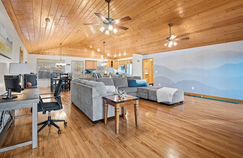 Kodak Cabin | Leaf Season|Dog Friendly Cabin|Views|HotTub