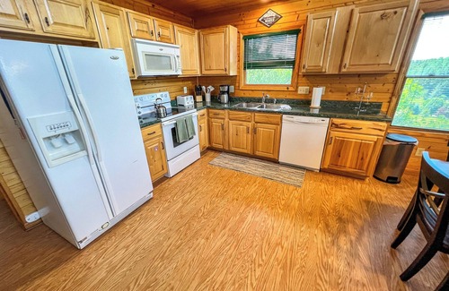 Piney Creek Cabin | Leaf Season Luxury: Hot Tub & Fireplace @ Logged Out