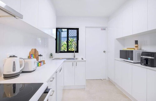 Red Hill Apartment | Leafy Corner Simple Stay near Brisbane River and CBD