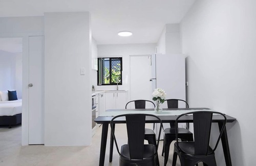 Red Hill Apartment | Leafy Corner Simple Stay near Brisbane River and CBD