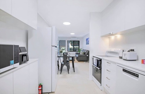 Red Hill Apartment | Leafy Corner Simple Stay near Brisbane River and CBD