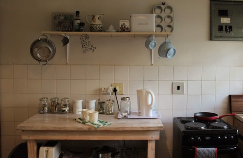 Rondebosch Apartment | Leafy Green, homely 2 bedroom ground floor apartment