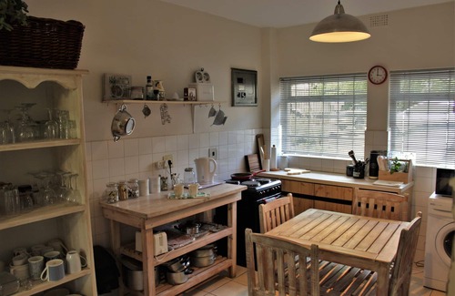 Rondebosch Apartment | Leafy Green, homely 2 bedroom ground floor apartment