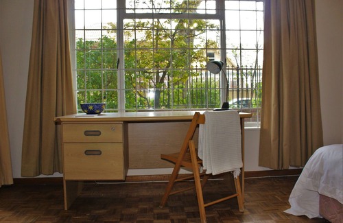 Rondebosch Apartment | Leafy Green, homely 2 bedroom ground floor apartment