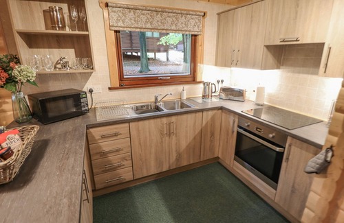 Kenwick Cottage | LEAFY HOLLOW LODGE, pet friendly, country holiday cottage in Louth