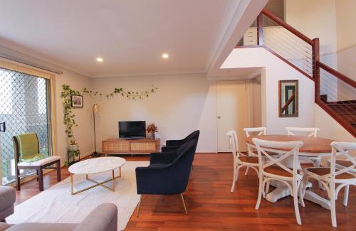 Nundah Apartment | Leafy Retreat Townhouse Near Airport & City