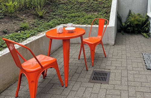 Maple Leaf Apartment | Leafy Urban Escape - Cozy 1 bedroom