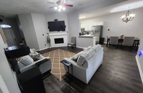 League City House | League City 3/2 Home with direct Jogging Path access to Grocery Store