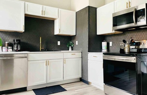 Evansville Apartment | Leaning House of Haynie