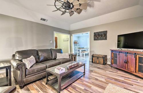 Granbury House | Leaping Toad Ranch about 9 Mi to Lake Granbury!