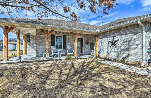 Granbury House | Leaping Toad Ranch about 9 Mi to Lake Granbury!