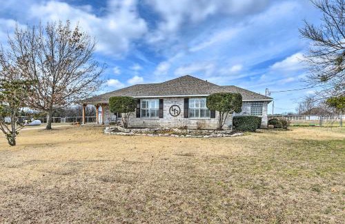 Granbury House | Leaping Toad Ranch about 9 Mi to Lake Granbury!