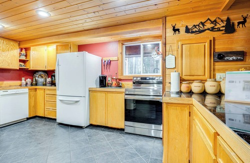 Leavenworth Cabin | Leavenworth Cabin w/Deck, Hot Tub & Game Room!