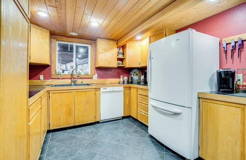 Leavenworth Cabin | Leavenworth Cabin w/Deck, Hot Tub & Game Room!