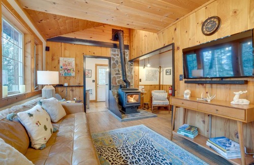 Leavenworth House | Leavenworth Cabin with Private Hot Tub!
