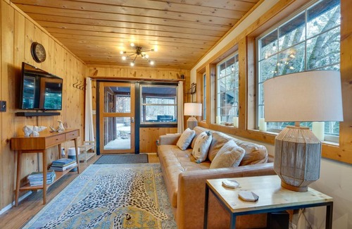 Leavenworth House | Leavenworth Cabin with Private Hot Tub!