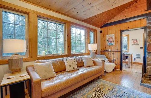 Leavenworth House | Leavenworth Cabin with Private Hot Tub!