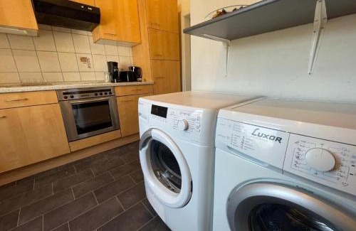 Goethestraße Apartment | Lebendige Stadtwohnung in Stadtnähe