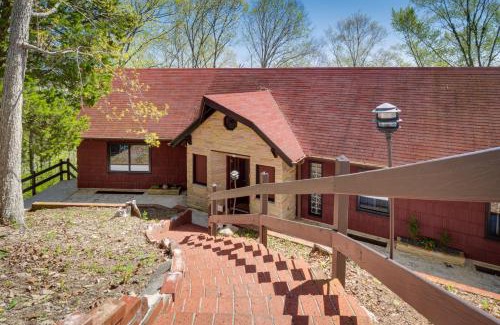 Burkesville House | Ledge Lodge Burkesville Getaway Pool and Views!